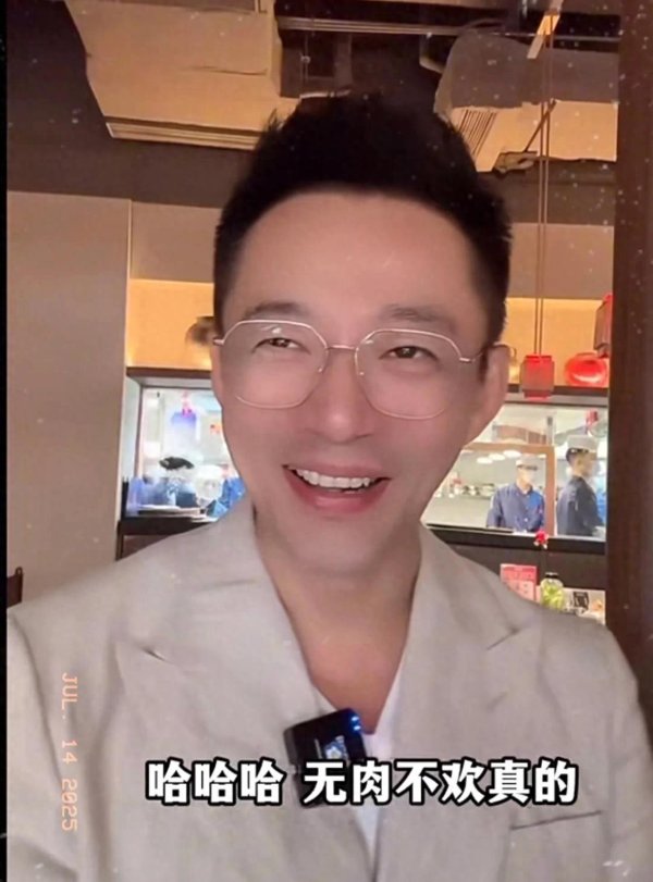 恒牛网 汪小菲为呼和浩特新店剪彩，人气爆棚，众人争相与其合影！莎疯了